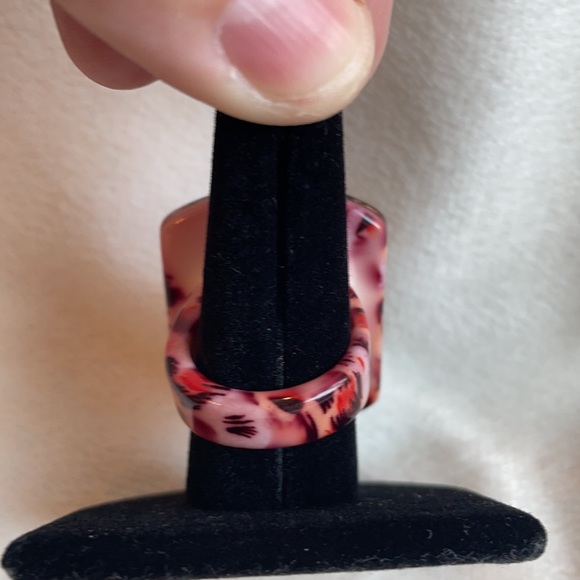 Vintage Lucite pink leopard ring sz9 - Picture 3 of 12